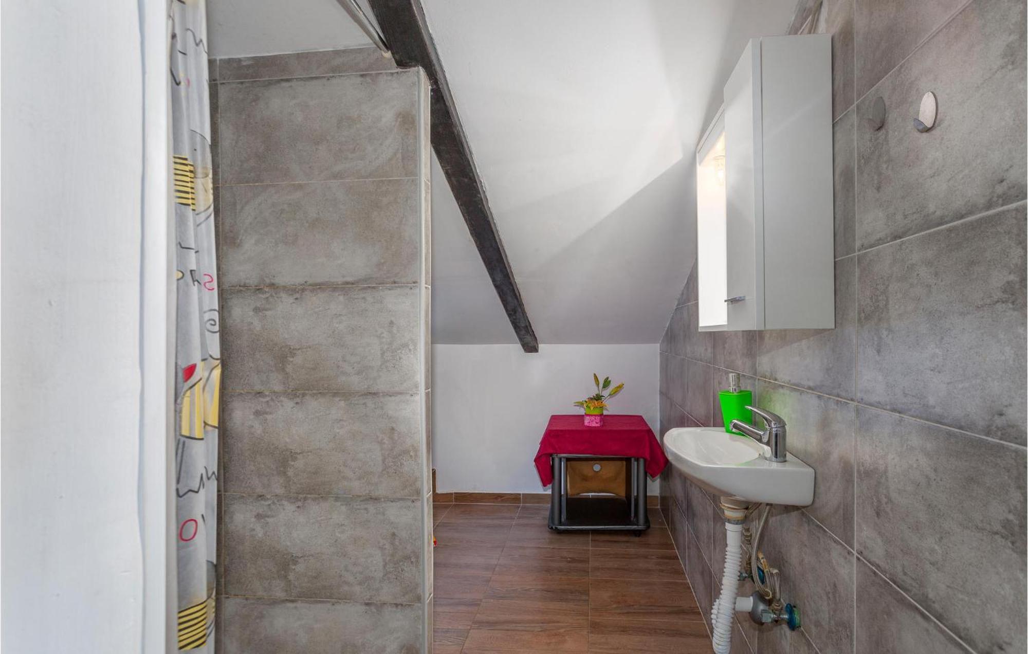 2 Bedroom Amazing Apartment In Njivice Extérieur photo
