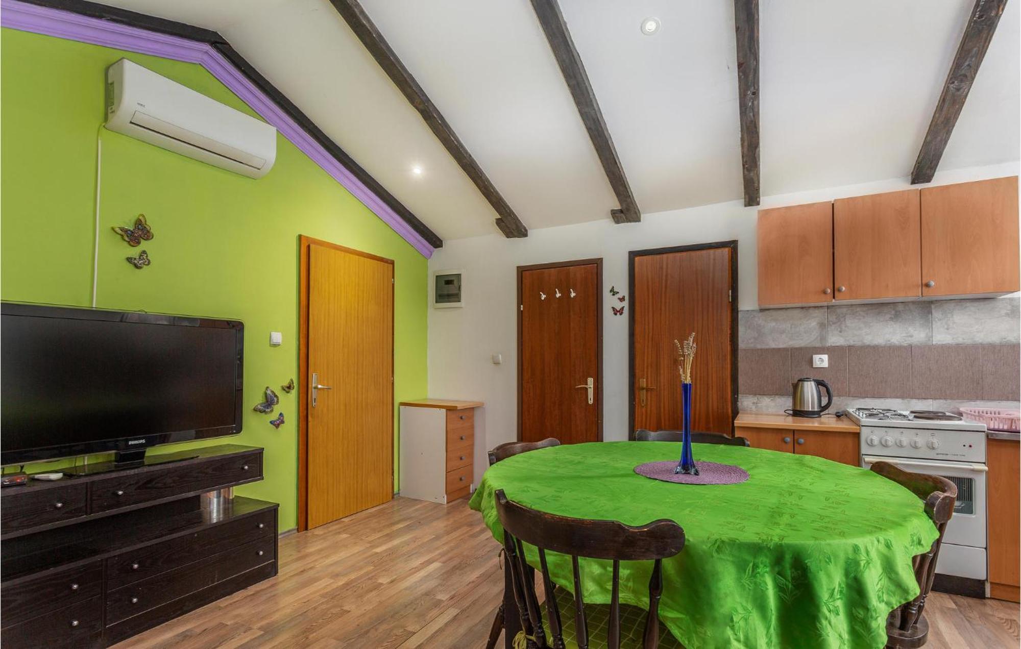 2 Bedroom Amazing Apartment In Njivice Extérieur photo
