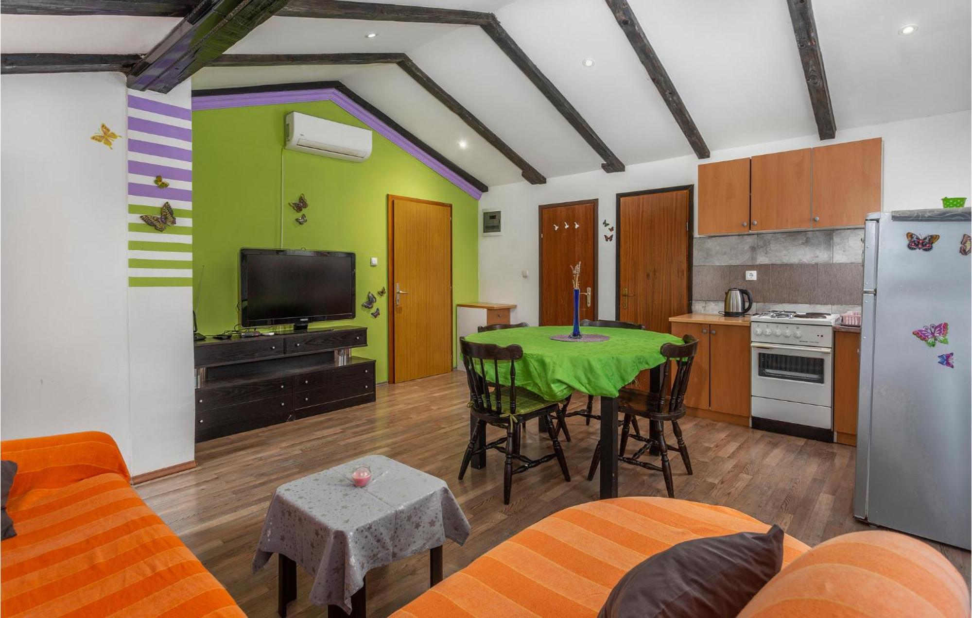 2 Bedroom Amazing Apartment In Njivice Extérieur photo