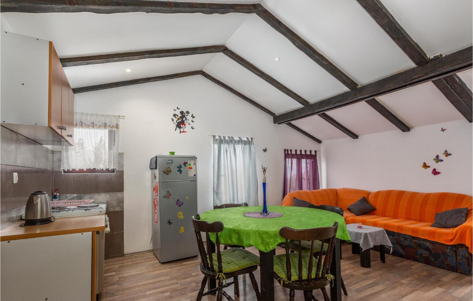 2 Bedroom Amazing Apartment In Njivice Extérieur photo
