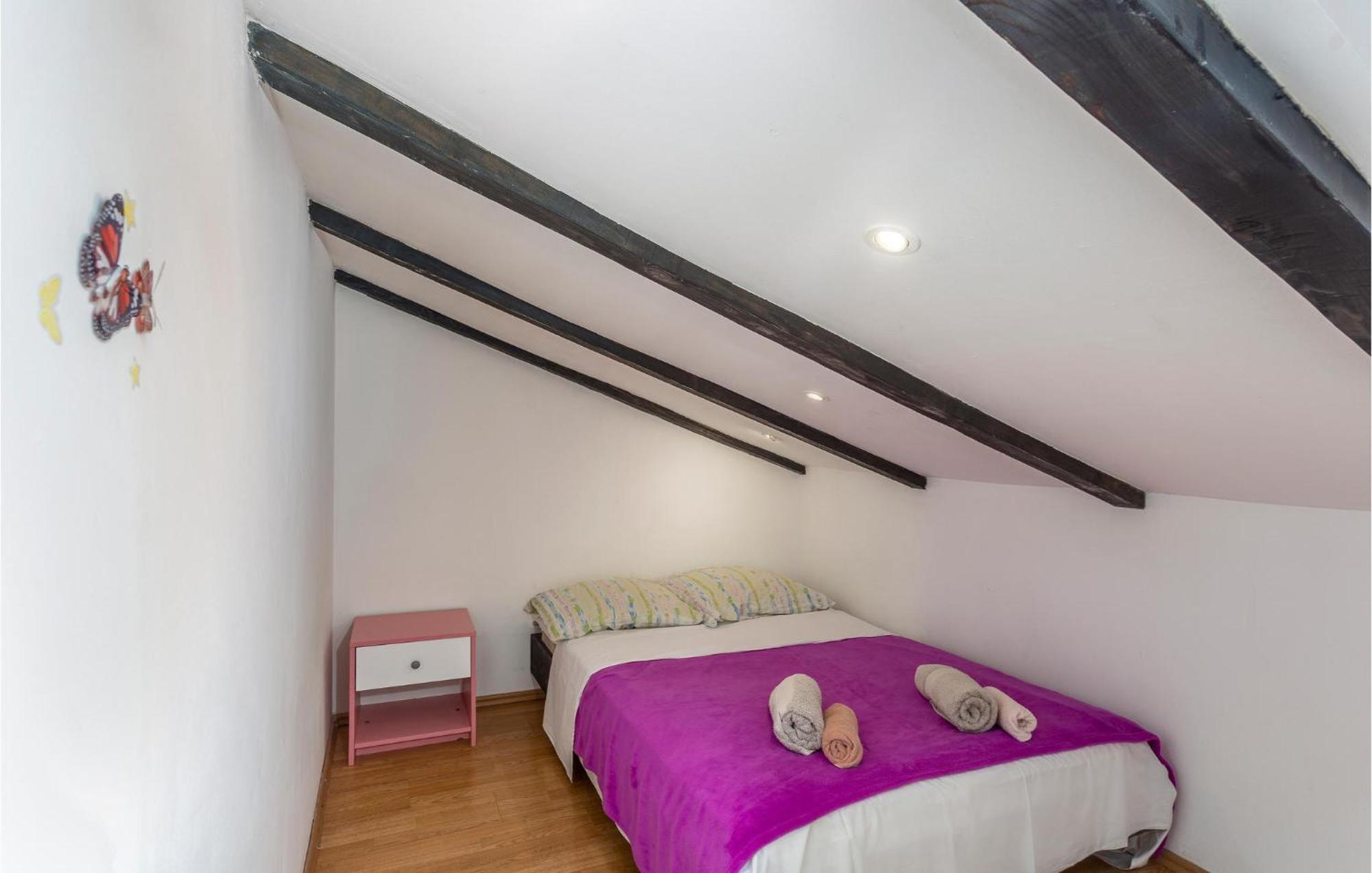 2 Bedroom Amazing Apartment In Njivice Extérieur photo